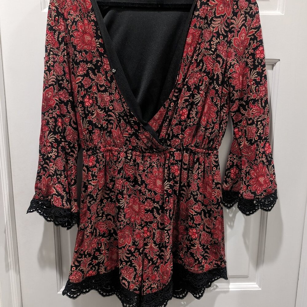 Chelsea & Violet Women's Black & Red Floral Printed Romper Size M